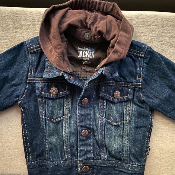 Genuine Baby from OSHKOSH Denim Jean Jacket With Detachable Hood Like New 9Mo - Picture 2 of 11